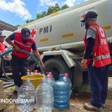 PMI Jember Salurkan Ribuan Liter Air untuk Korban Banjir di Desa Pakis