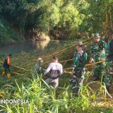 Anggota Kodim 0082/Ponorogo Bersihkan Rumpun Bambu untuk Lokasi Pembangunan Jembatan Gantung