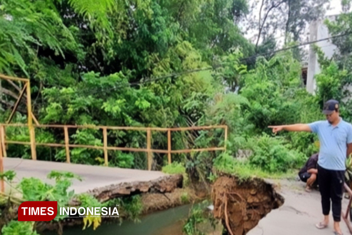 Satu Jembatan di Ponorogo Ambrol, Dua Pemotor Terperosok saat Melintas