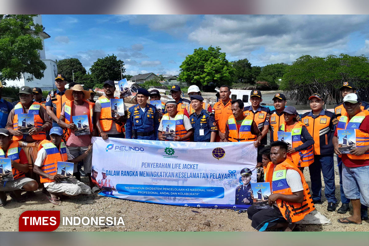 Prihatin Keselamatan di Laut, Nelayan di Sumba Timur Dapat Bantuan Life Jacket dan Buku BST KLM