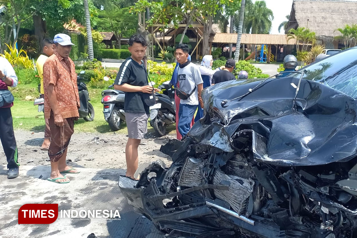 Tabrakan Dua Mobil Toyota Innova di Paiton Probolinggo, 1 Orang Meninggal