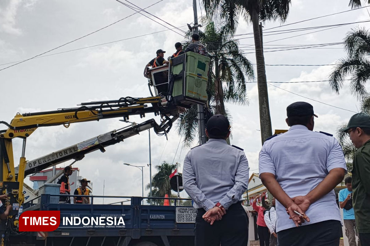 Satgas Infrastruktur dan Tata Ruang Jember Tertibkan Puluhan Kabel FO Ilegal di Tiang PJU
