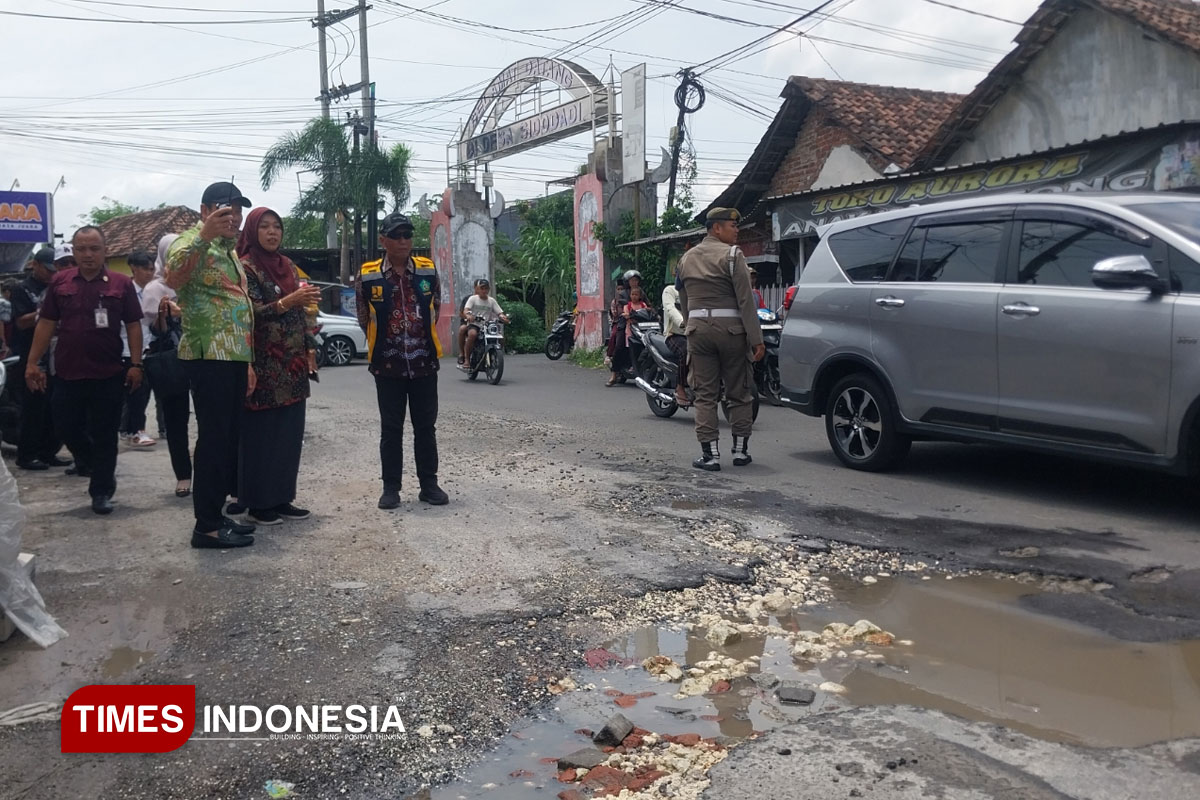 Bupati Sidoarjo Tinjau Jalan Rusak di Kecamatan Candi, Perbaikan Segera Dilakukan