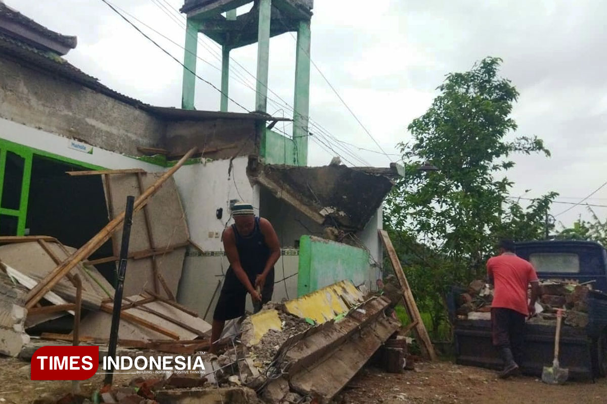 Gempa 6,4 Bikin Teras dan Menara Musala Al Iman Sumberharjo Pacitan Ambruk