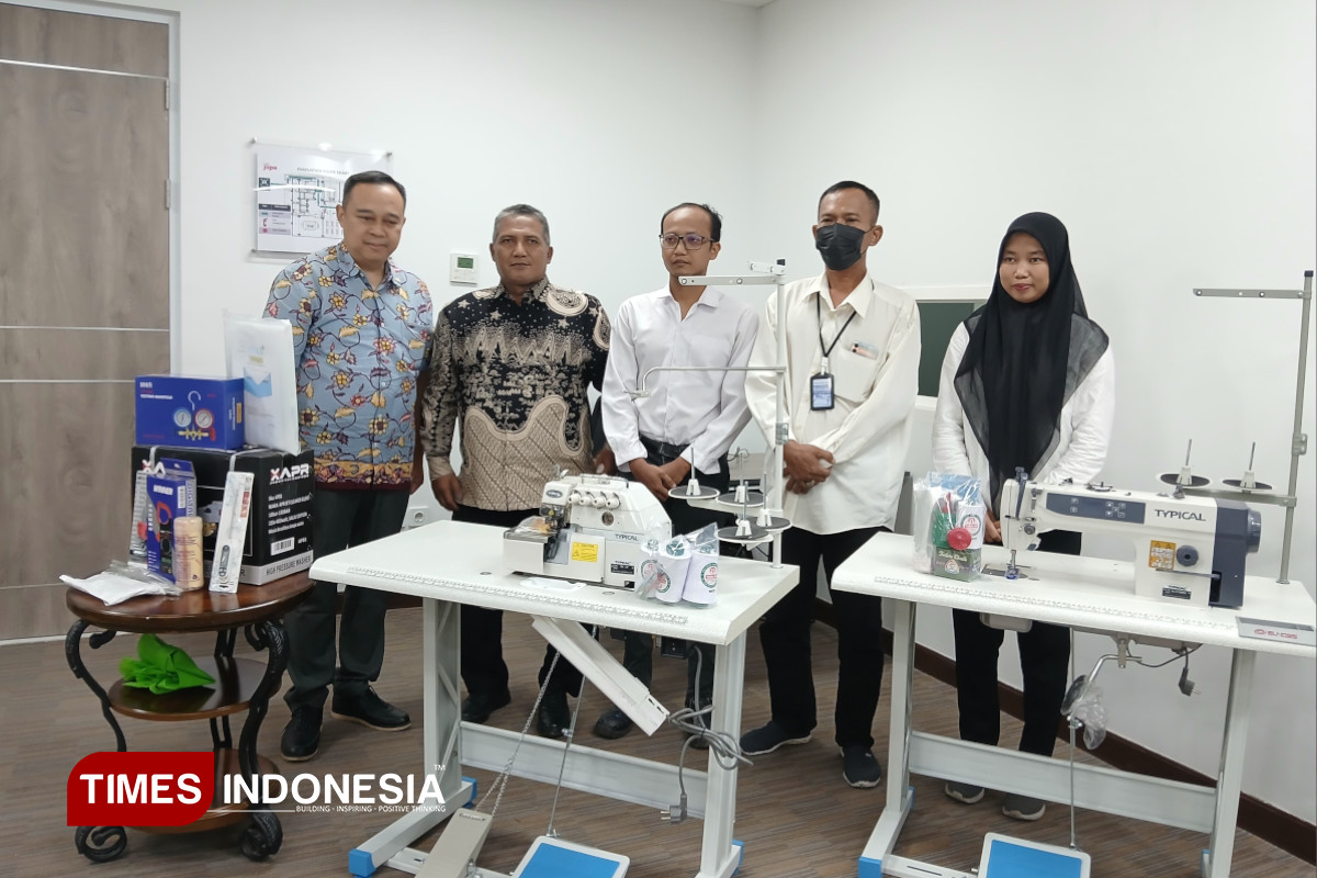 Dukung Kemandirian Ekonomi, Warga di Sekitar KEK Gresik Terima Bantuan Alat Wirausaha