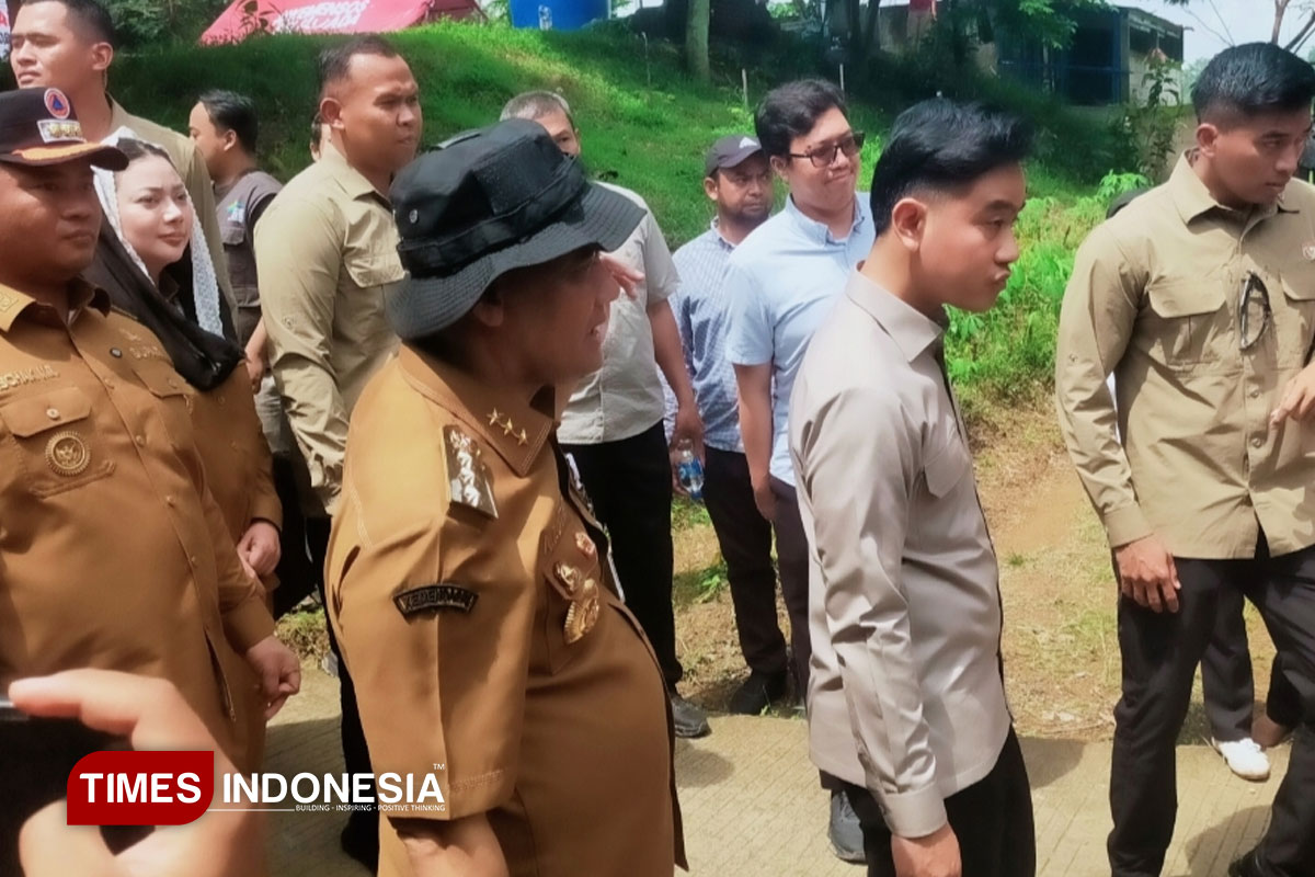 Gibran Tinjau Tanah Bergerak, Relokasi Warga Dipercepat, Bupati Tegal Siapkan 5 Hektare Lahan