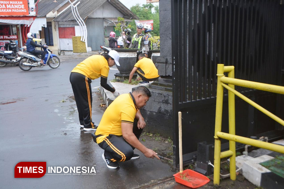 Polres Bondowoso Aksi Bersih Lingkungan, Dukung Gerakan Indonesia Asri