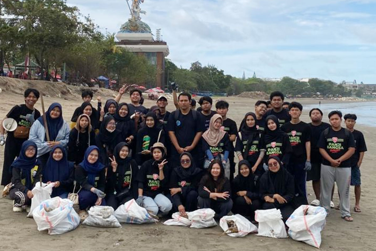 Jalankan Arahan Presiden, Panji Bangsa Bali Bersihkan Pantai Kuta