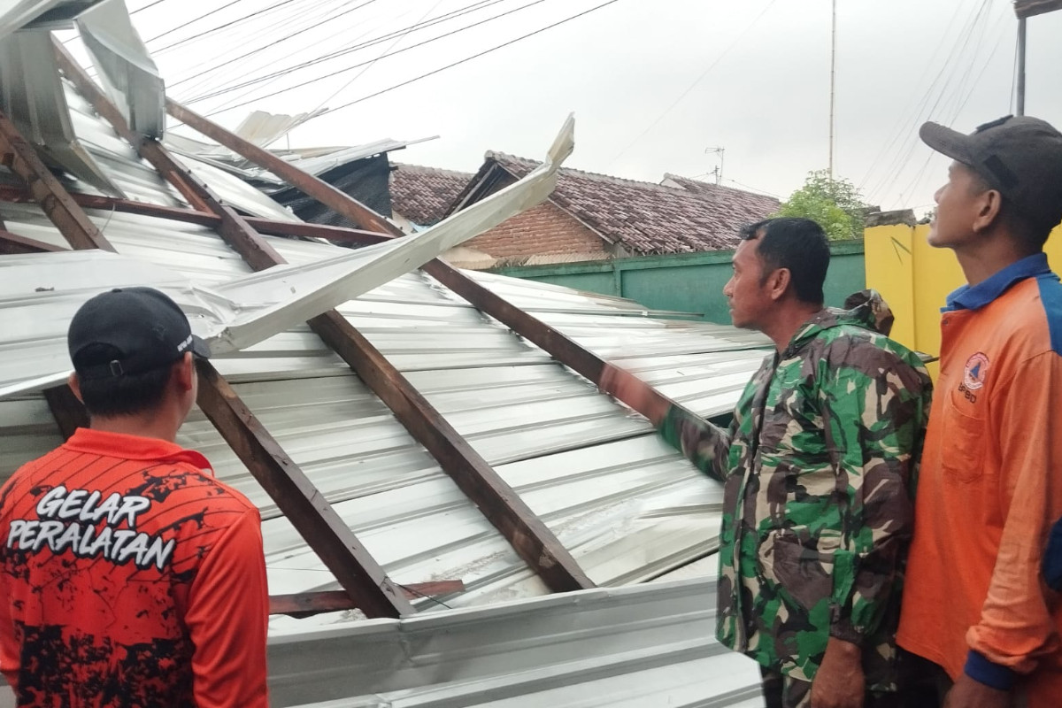 Probolinggo Dilanda Angin Kencang, 20 Rumah Rusak, BPBD Imbau Warga tetap Waspada
