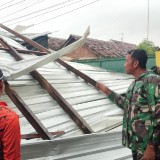 Probolinggo Dilanda Angin Kencang, 20 Rumah Rusak, BPBD Imbau Warga tetap Waspada