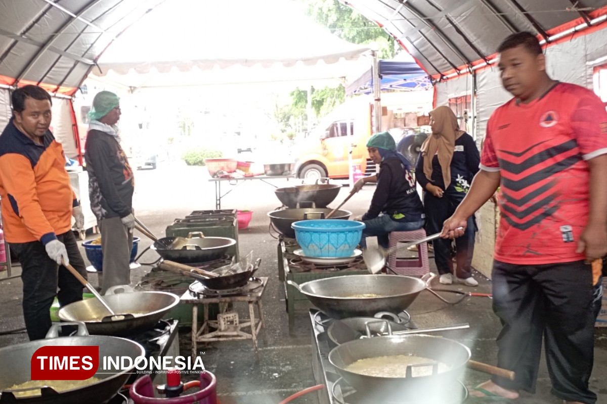 Relawan Menggerakkan Dapur Umum Mujahadah Kubro 1 Abad NU di Malang