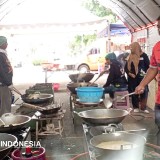 Relawan Menggerakkan Dapur Umum Mujahadah Kubro 1 Abad NU di Malang