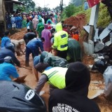 Korban Tanah Longsor Berhasil Dievakuasi, Akses Jalan Berhasil Dibersihkan