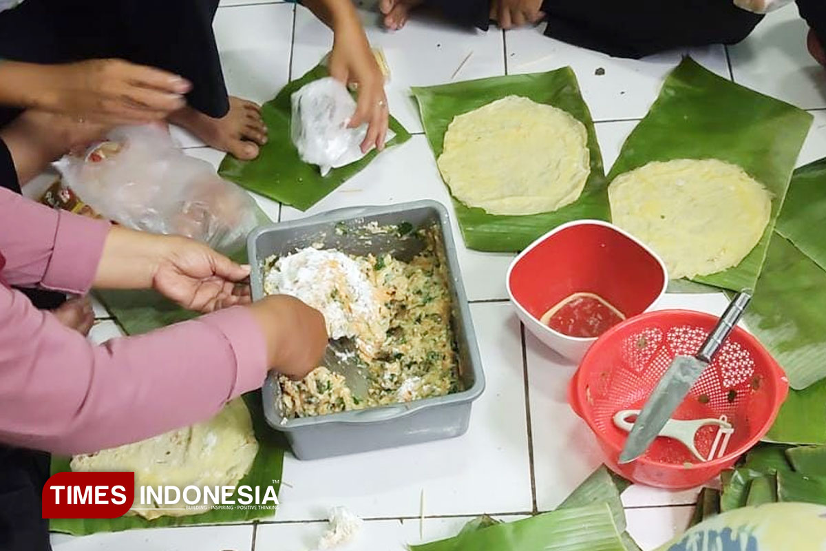 pembuatan-rolada-bernahan-baku-daun-kelor.jpg