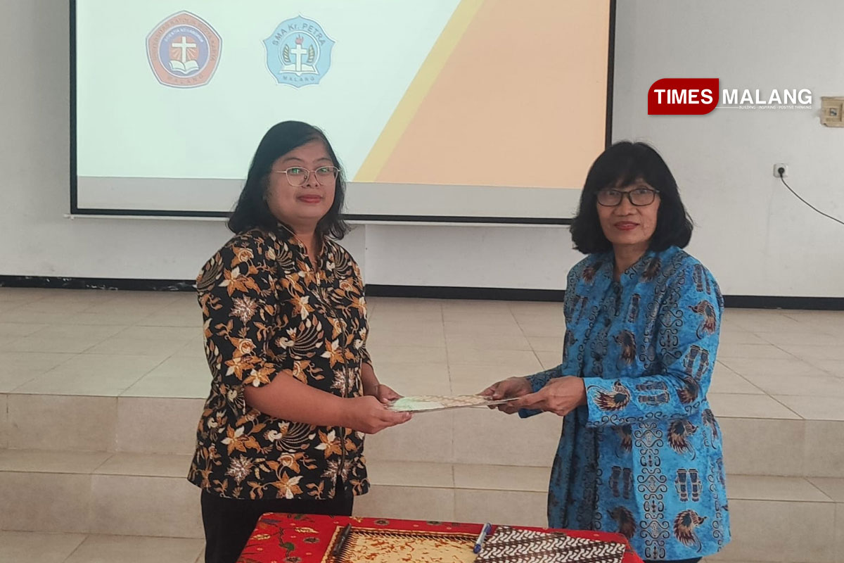 FEB UKWK dan SMA Kristen Petra Malang Teken MoU Pendidikan