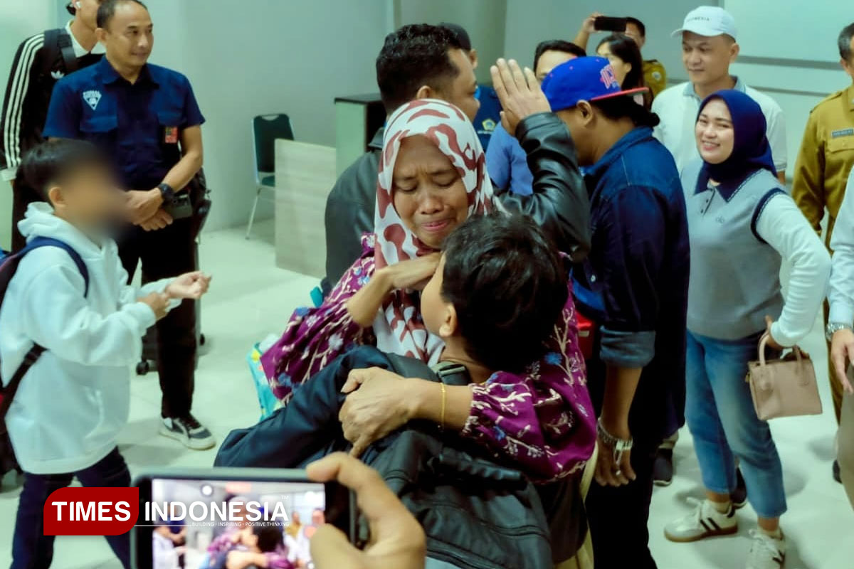 Jemput Anak Pekerja Migran Malaysia, Bupati Gresik Tegaskan Anak Tak Boleh Jadi Korban