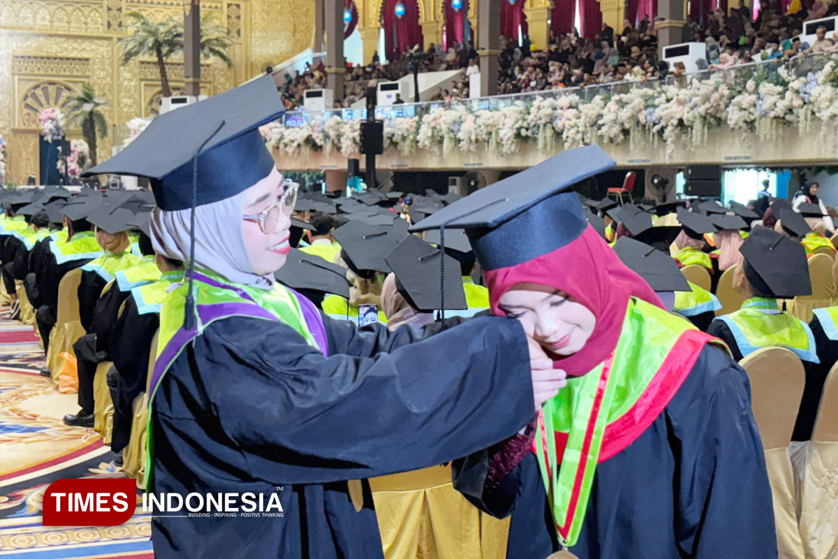 Inspirasi Wisuda Unesa: Ibu dan Anak Lulus Bareng, Raih Gelar S2 dan S1