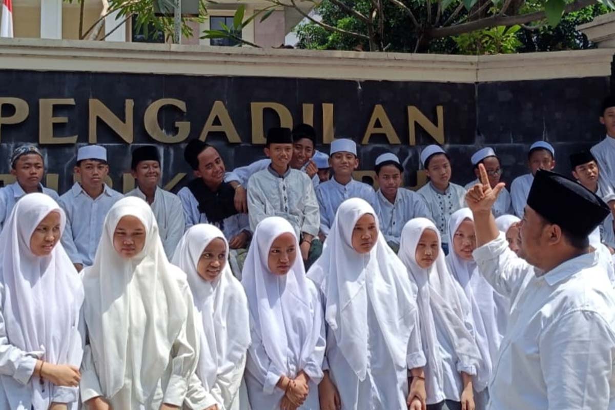 Santri Lantunkan Shalawat Asyghil, Beri Dukungan untuk Khofifah