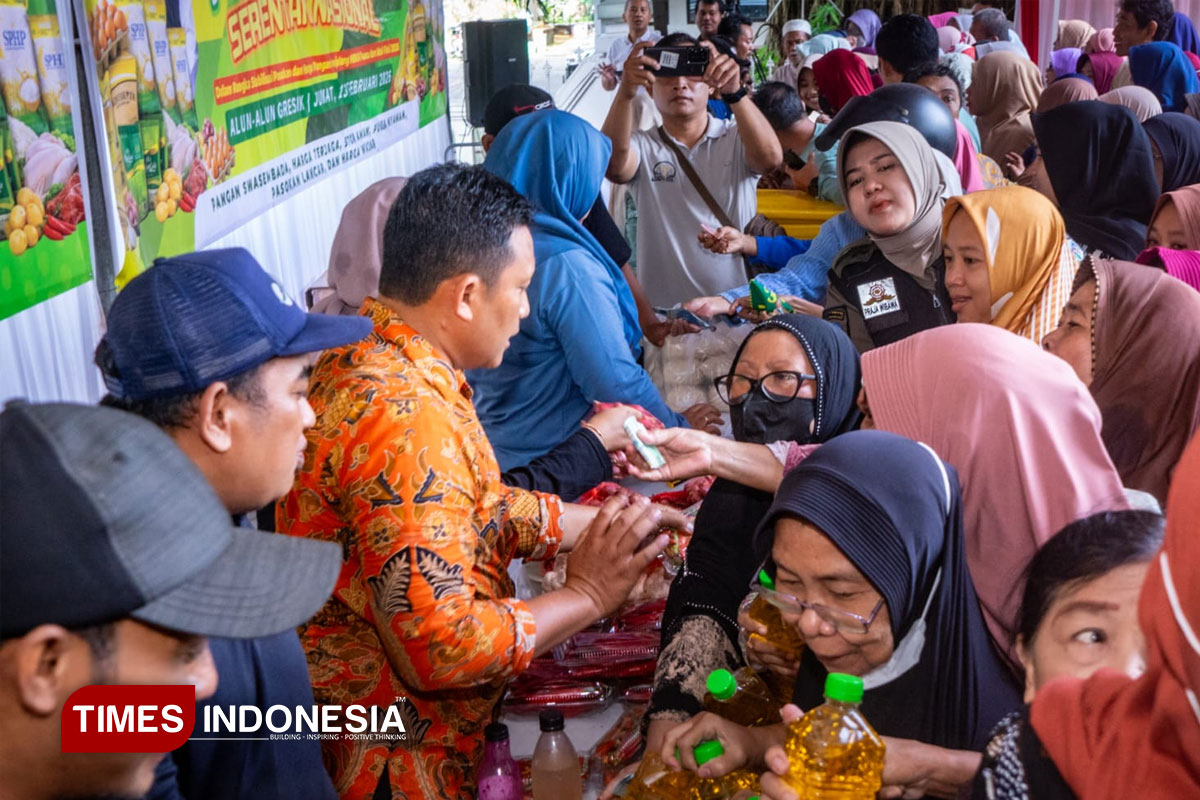 Jelang Ramadan, Warga Gresik Padati Pasar Sembako Murah