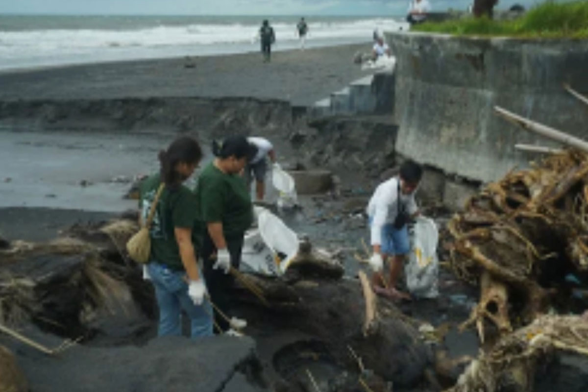 Ciputra Beach Resort Ajak Warga Bersihkan Pantai Bali: Lawan Sampah dan Banjir di Tabanan