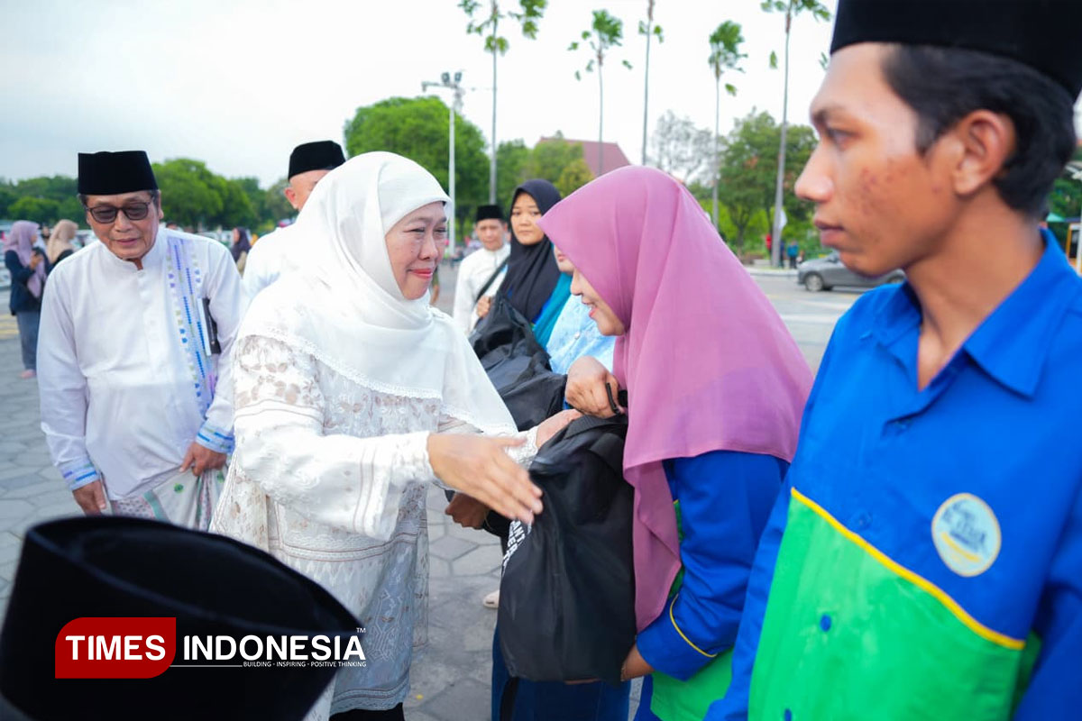 Gubernur Khofifah Bagikan Sembako untuk Ojol dan Marbot di Surabaya