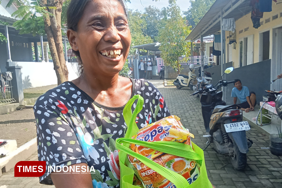 Senyum Lebar Para Duafa Pemalang Saat Terima Bantuan Sembako Jelang Ramadan