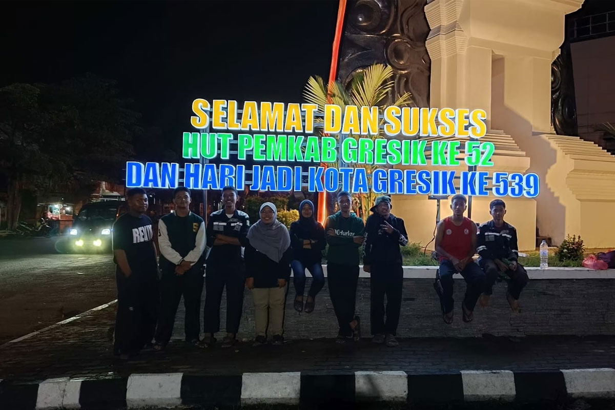 Pelajar SMK - DLH Percantik Landmark Kota Sambut Hari Jadi Gresik ke-539