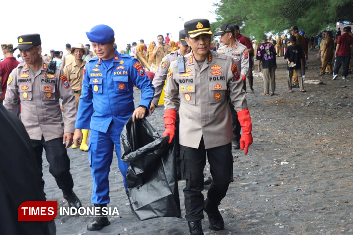 Dukung Gerakan Indonesia Asri, Kapolresta Banyuwangi Punguti Sampah di ...