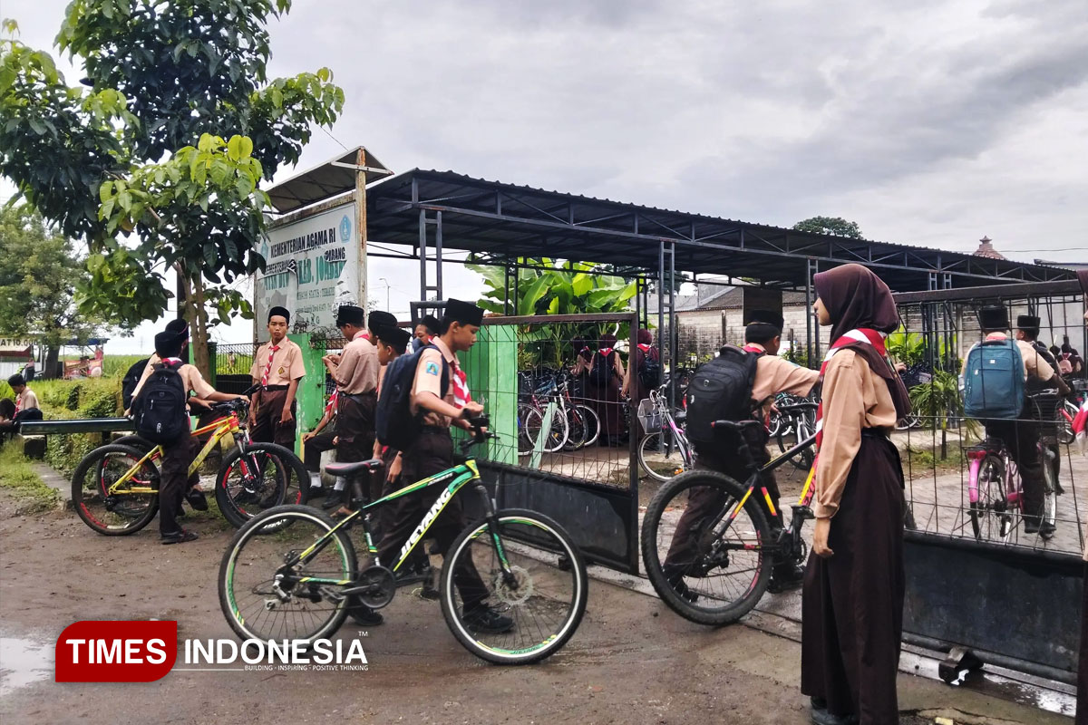 Perkuat Kedisiplinan dan Adab Beribadah, MTsN 9 Jombang Libatkan OSIS dalam Pembinaan Karakter