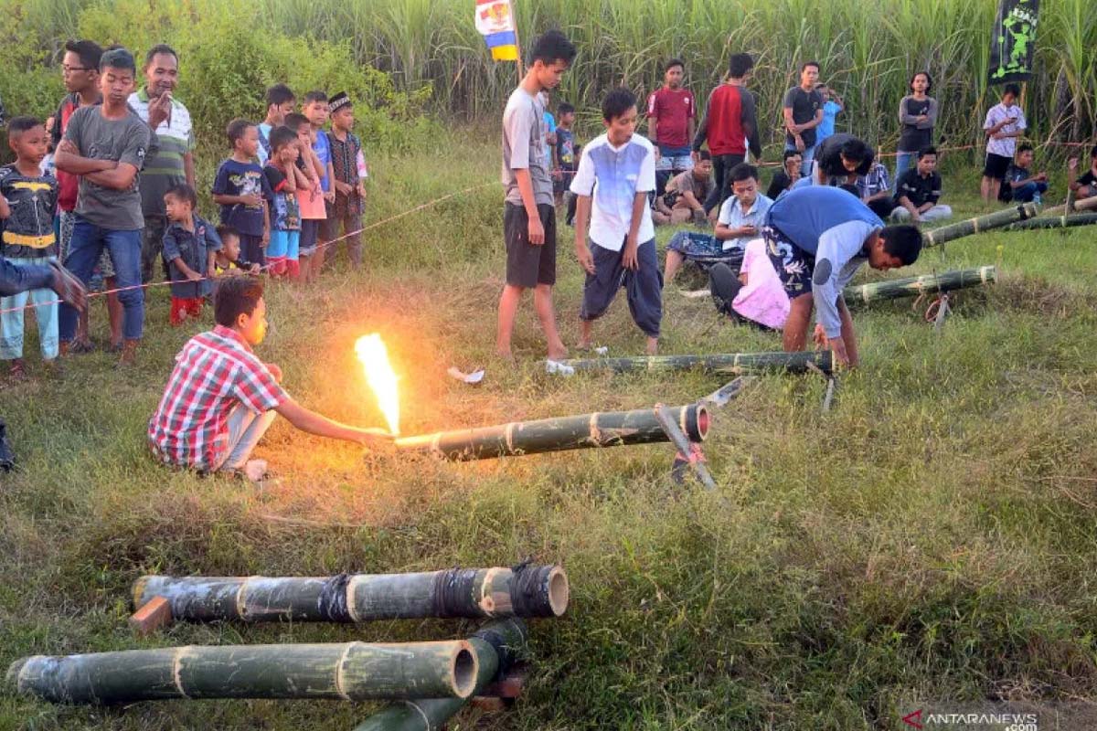 Booming Bamboo Cannons Echo Ahead of Ramadhan