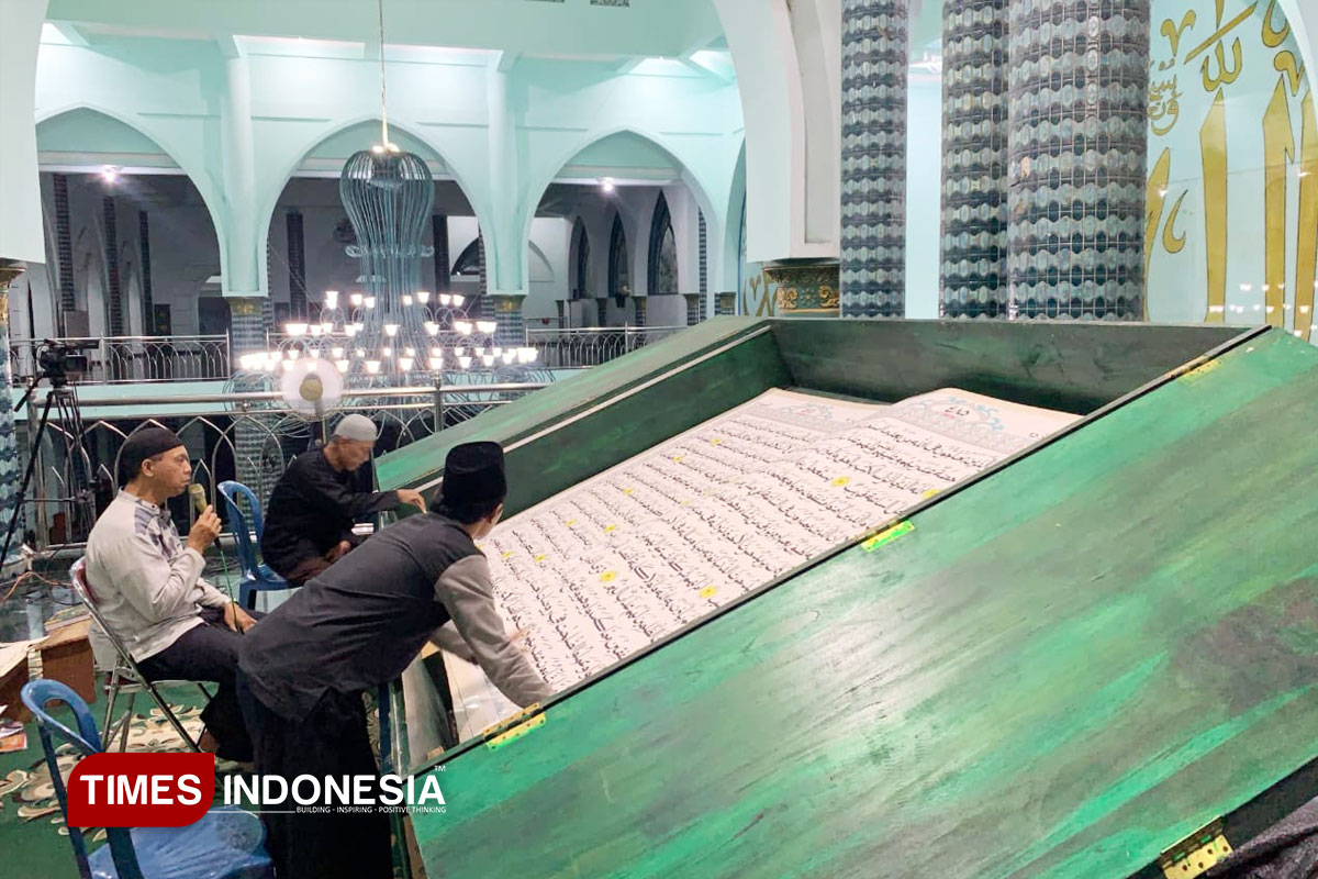 Tradisi Tadarus Al-Qur’an Raksasa di Masjid Agung Baiturrahman Banyuwangi Terus Terjaga