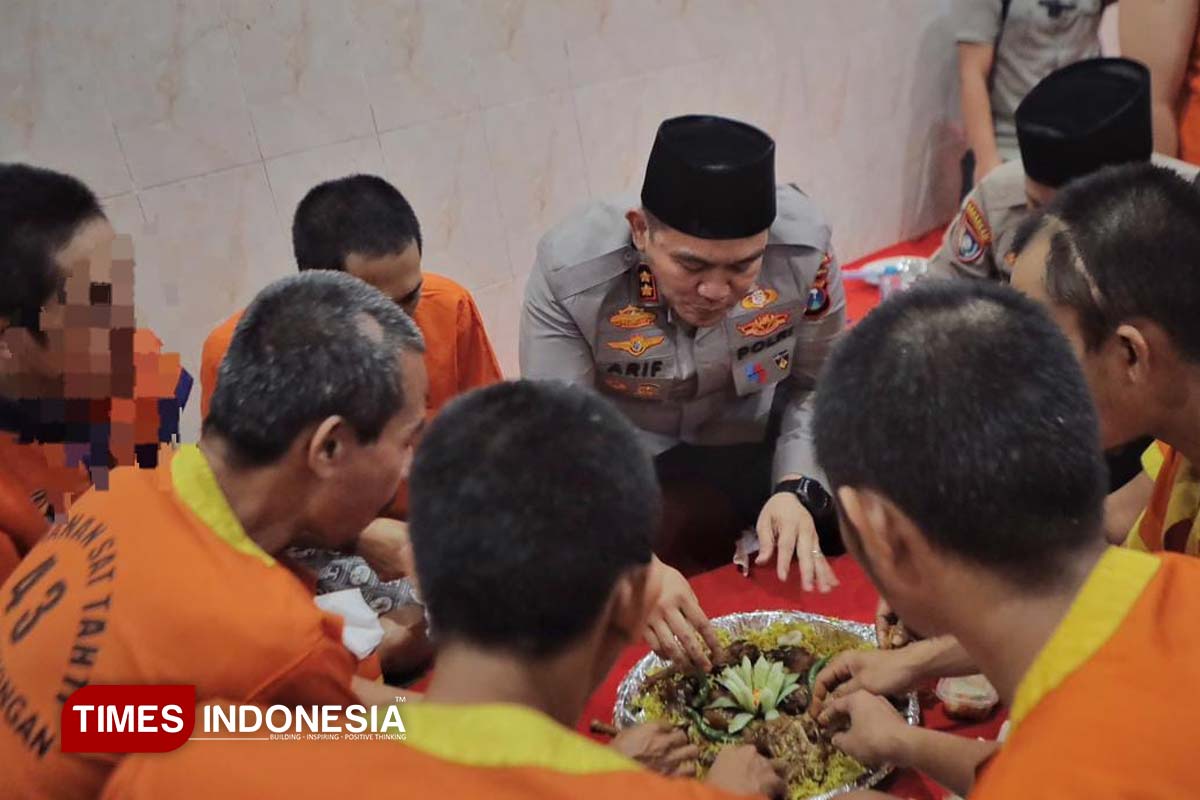 Momen Hangat di Balik Jeruji; Kapolres Lamongan Bukber Bareng Tahanan