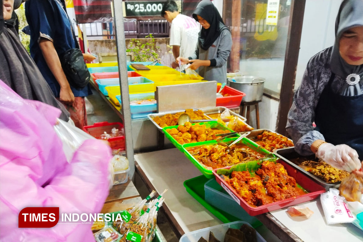 Warga-tetap-antusias-berburu-takjil-a.jpg