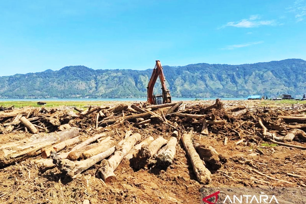 Mendagri: Kayu Hanyutan Banjir Kini Sah Digunakan untuk Bangun Hunian Pasca-Bencana