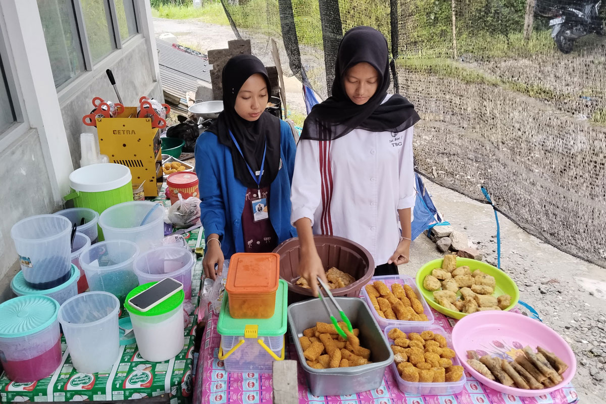 Sepulang Sekolah, Siswi SMK di Pacitan Ini Jualan Takjil demi Penghasilan