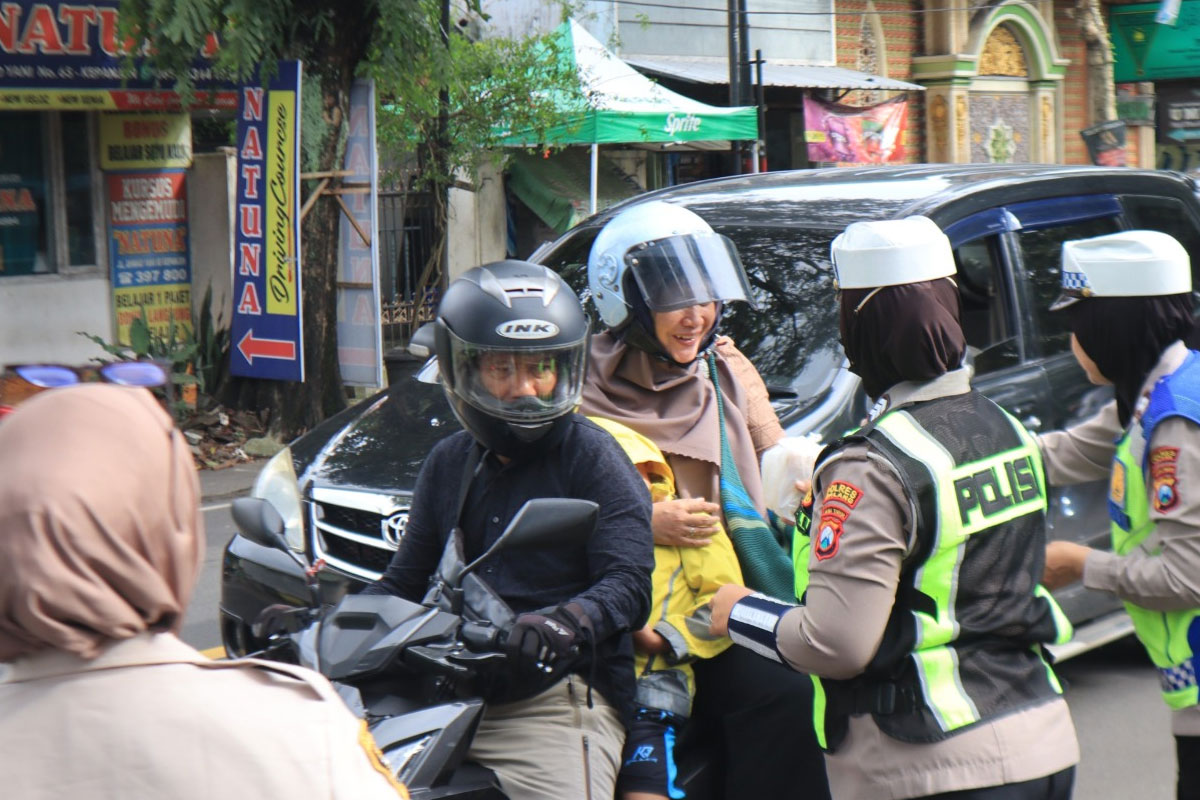 Anggota-polwan-Polres-Malang-b.jpg