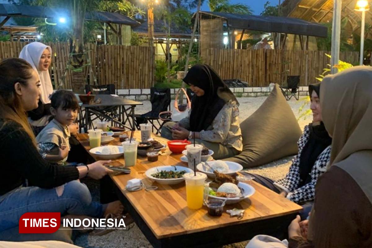 Suasana Asri di Resto Bernuansa Bambu, Pilihan Tempat Berbuka Puasa di Gresik