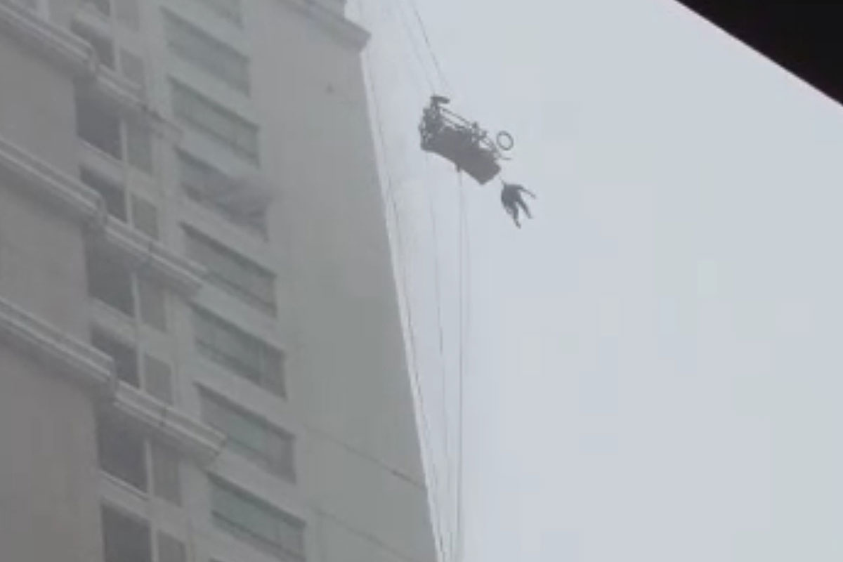 Pekerja Gondola Apartemen di Surabaya Terombang-ambing Diterjang Angin Kencang