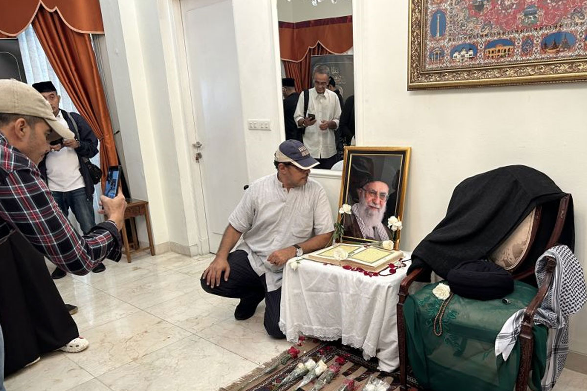 Ratusan Warga Padati Kediaman Dubes Iran di Jakarta, Doa Bersama untuk Ali Khamenei