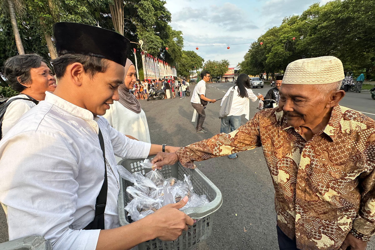Solidaritas Admin Medsos Banyuwangi, Bagikan Ribuan Takjil ke Warga