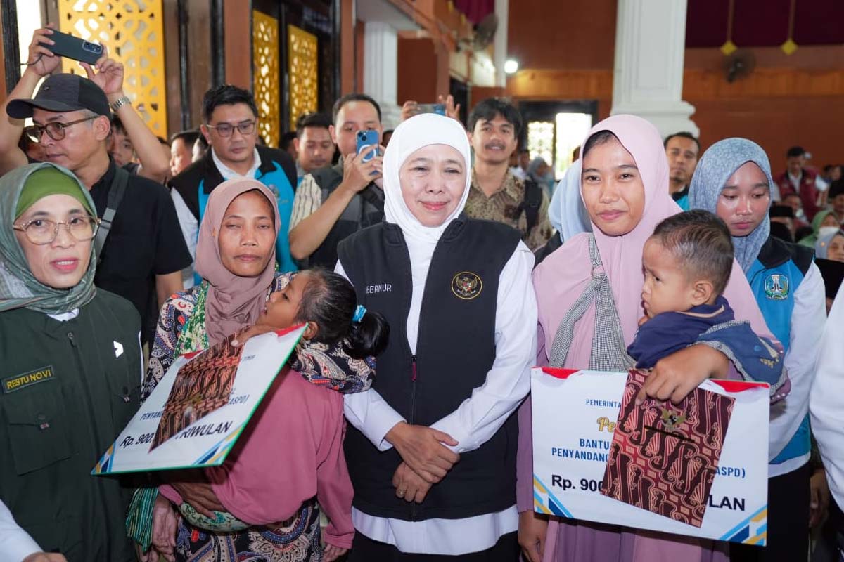 Gubernur Khofifah Salurkan Bansos Rp13,76 Miliar untuk Masyarakat Pamekasan