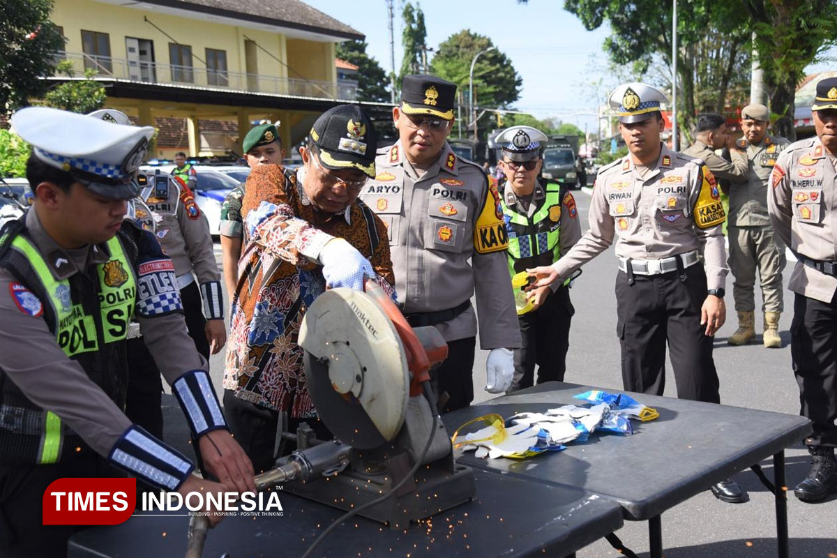 Ribuan Botol Miras dan Knalpot Brong Dimusnahkan Polres Bondowoso